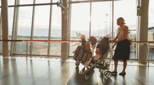 Illustrasjonsfoto: familie på flyplassen Illustrasjonsfoto: familie på flyplassen