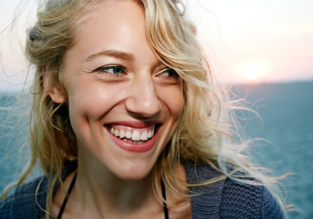 Illustrasjonsfoto: smilende dame ved havet