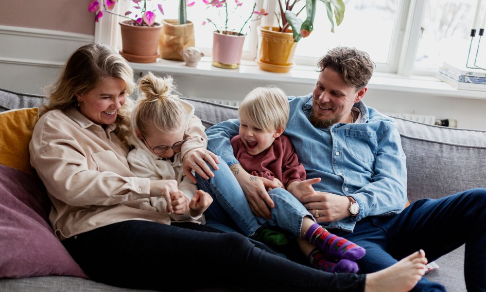 Illustrasjonsfoto: familien sitter i sofaen