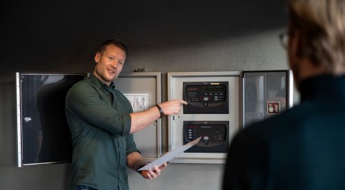 Risikoingeniør Sondre Zakariassen viser frem et brannvarslingsanlegg. Risikoingeniør Sondre Zakariassen viser frem et brannvarslingsanlegg.