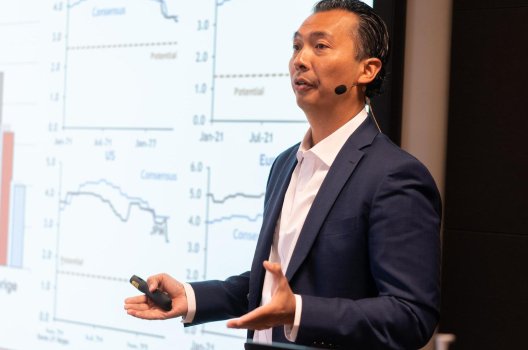 Olav Chen holder foredrag om makroøkonomi.
