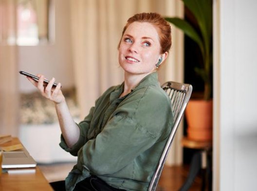 Dame ved kontorpult snakker i telefonen. Foto: Johner Dame ved kontorpult snakker i telefonen. Foto: Johner