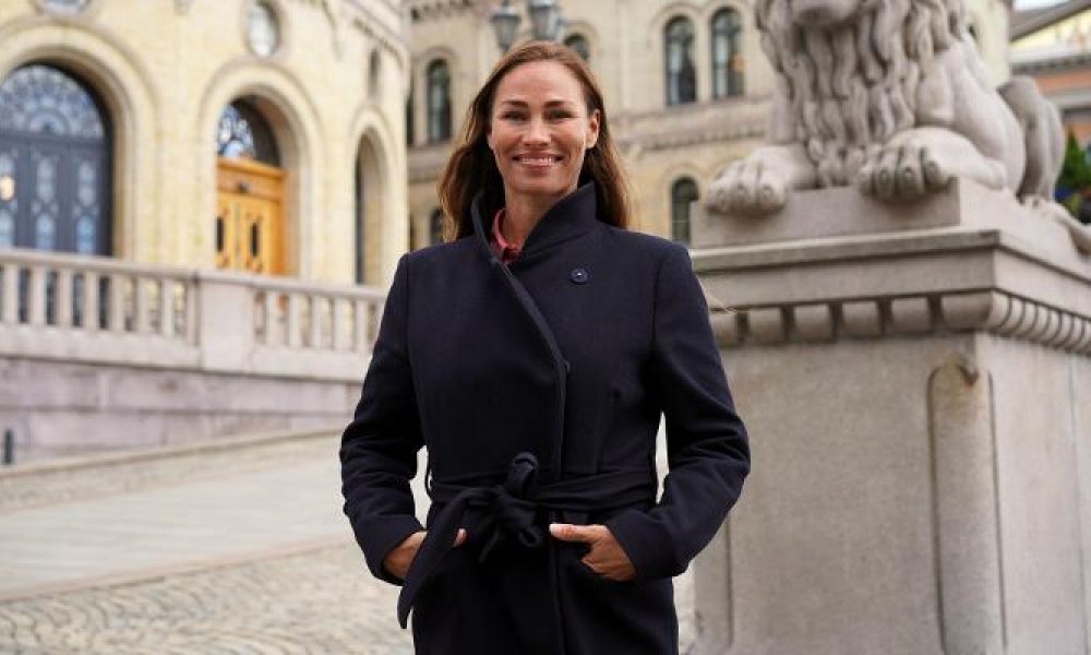 Spare- og forbrukerøkonom Cecilie Tvetenstrand ved Løvebakken foran Stortinget.