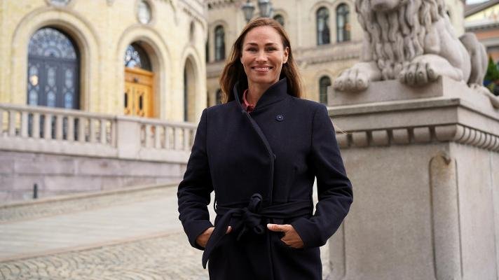 Spare- og forbrukerøkonom Cecilie Tvetenstrand ved Løvebakken foran Stortinget.