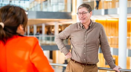 Jon M. Hippe, leder for offentlig sektor i Storebrand, snakker med kollega. Jon M. Hippe, leder for offentlig sektor i Storebrand, snakker med kollega.