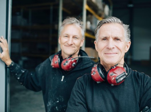 Illustrasjonsfoto: Av to håndverkere med røde høreklokker
