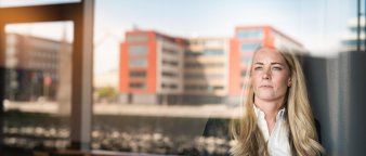 Illustrasjonsfoto: Dame i skjorte og bleser Illustrasjonsfoto: Dame i skjorte og bleser