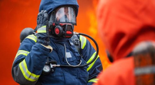 Brannkonstabel som snakker med kollega Brannkonstabel som snakker med kollega