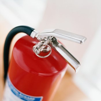 Brannslukningsapparat som står på gulvet Brannslukningsapparat som står på gulvet