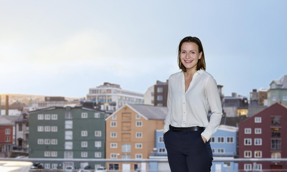 Regine H. Mikkelsen, advokat i Arntzen de Besche, ved Nidelva i Trondheim.
