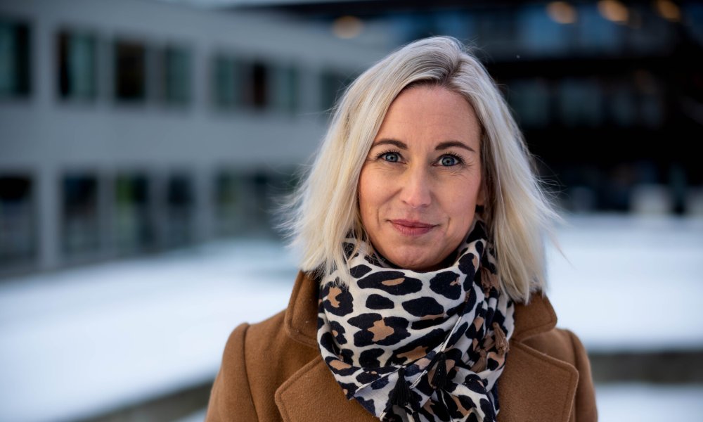 Sara Hesla, leder for SMB direkte og digital i Storebrand, utenfor Storebrands lokaler på Lysaker vinterstid.
