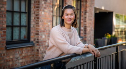 Maria Kasandra Hansen i lyserosa genser en vårdag i Oslo. Maria Kasandra Hansen i lyserosa genser en vårdag i Oslo.
