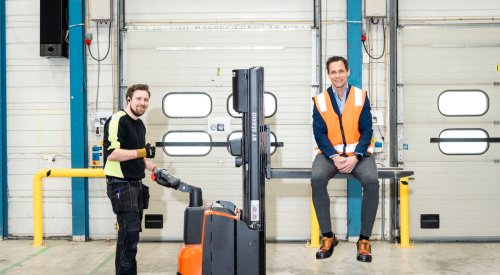 Administrerende direktør, Øystein Eriksen, sittende på en gaffeltruck i Culinas lokaler. 