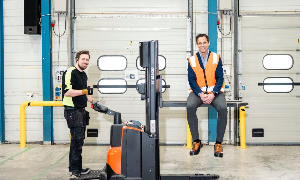 Administrerende direktør, Øystein Eriksen, sittende på en gaffeltruck i Culinas lokaler. 