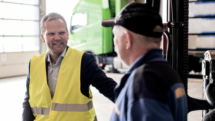 Svein Sørlie, daglig leder i Hörmann Norge, med en kollega på arbeidsplassen.