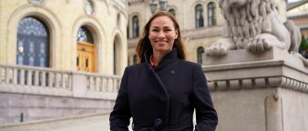Spare- og forbrukerøkonom Cecilie Tvetenstrand ved Løvebakken foran Stortinget. Spare- og forbrukerøkonom Cecilie Tvetenstrand ved Løvebakken foran Stortinget.