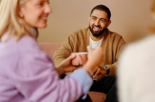 Illustrasjonsbilde av kolleger i samtale