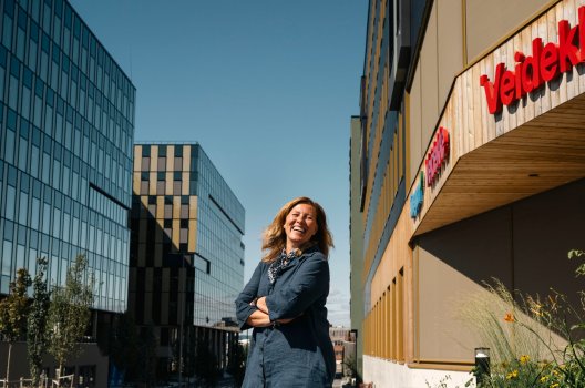 Portrett av Anne Thorbjørnsen utenfor Veidekkes hovedkvarter på Ulven i Oslo.