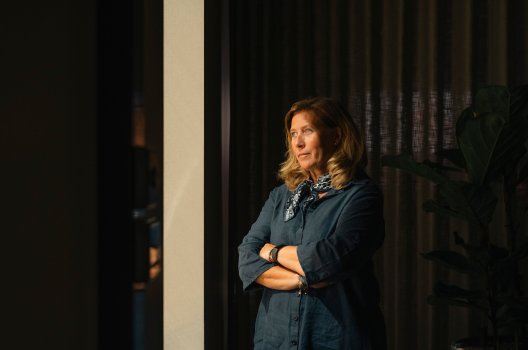 Portrett av Anne Thorbjørnsen i lokalene til Veidekke