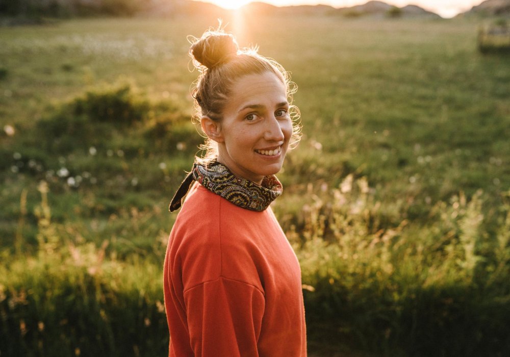 illustrasjonsbilde: Kvinne i rød genser