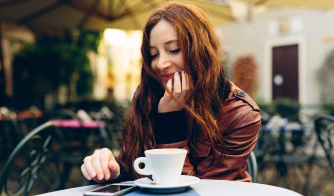 Illustrasjonsfoto: Dame på cafe med kaffekopp og mobiltelefon Illustrasjonsfoto: Dame på cafe med kaffekopp og mobiltelefon