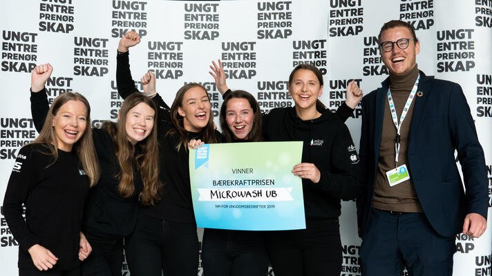 MicroWash UB fra Thora Storm videregående skole i Trondheim: Sofie Broum, Dina Flått, Ingeborg Solvoll, Cecilie Uttian og Jenny By. Til høyre Marcus Bruns i Storebrand.