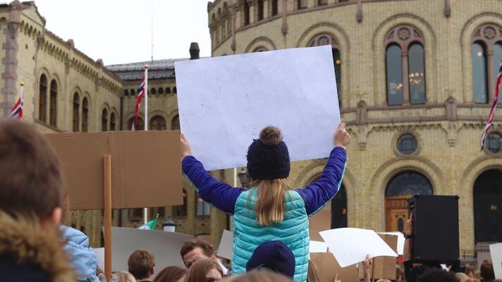 Klimastreik utenfor Stortinget i Oslo.