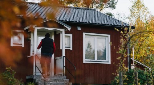 Mann som går inn i et rødt hus. Mann som går inn i et rødt hus.