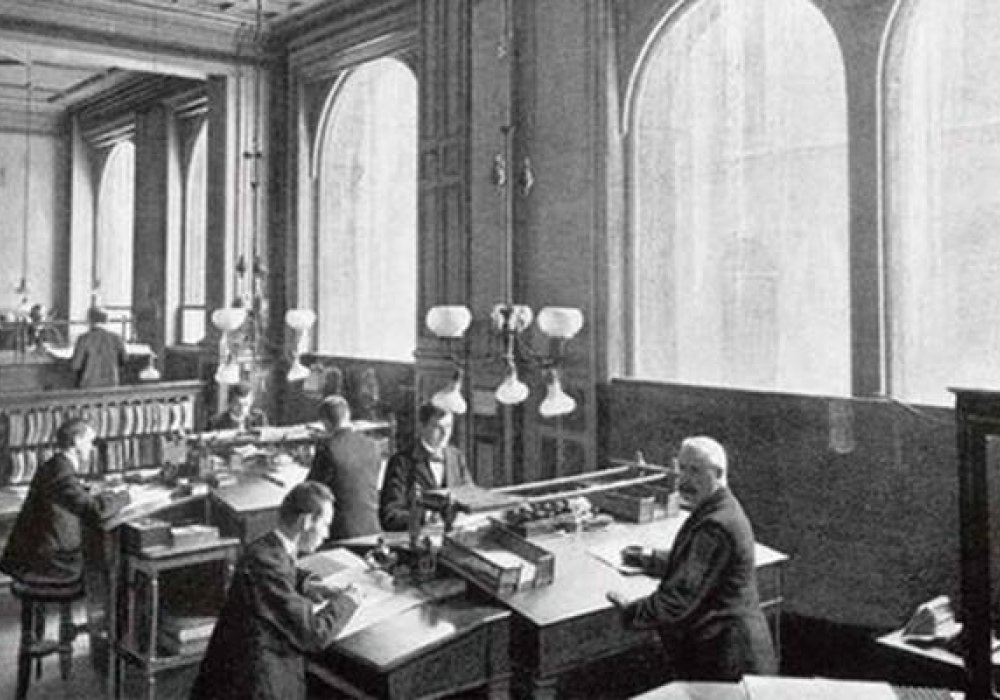Gammelt bilde som viser kontorene til forvalterne i Storebrand da de holdt til i Kirkegaten 21 i Oslo sentrum. Der holdt de til mellom 1877 og 1927. Nå sitter forvalterne på kontorer i Lysaker.
