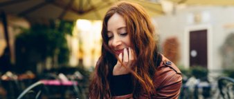 Illustrasjonsfoto: Dame på cafe med kaffekopp og mobiltelefon Illustrasjonsfoto: Dame på cafe med kaffekopp og mobiltelefon