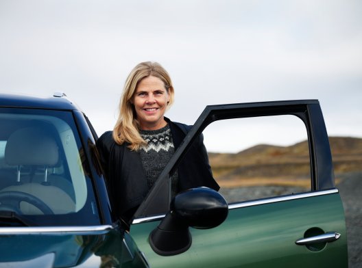 Illustrasjonsfoto: dame med grønn bil Illustrasjonsfoto: dame med grønn bil