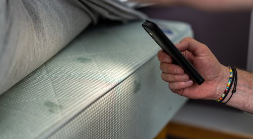 Illustrasjonsfoto: bruk lyset fra mobilen til å sjekke for veggedyr i sengen og madrassen.