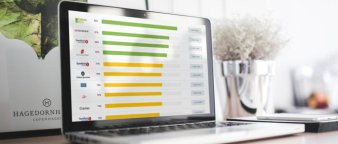 Mac på skrivepult med resultatet fra Etisk bankguide på skjermen. Mac på skrivepult med resultatet fra Etisk bankguide på skjermen.
