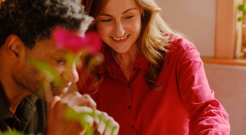 Foto av et par som sitter rundt spisebordet og ser sammen på en pc-skjerm