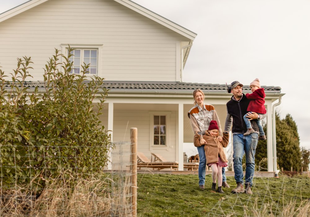 familie foran hus