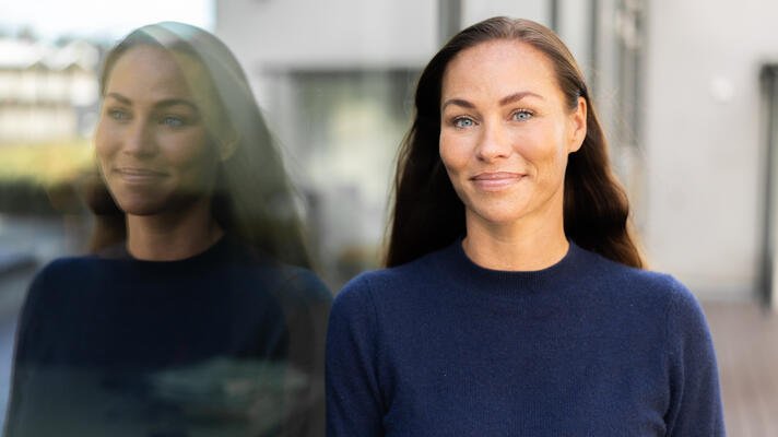 Cecilie Tvetenstrand står foran et vindu.