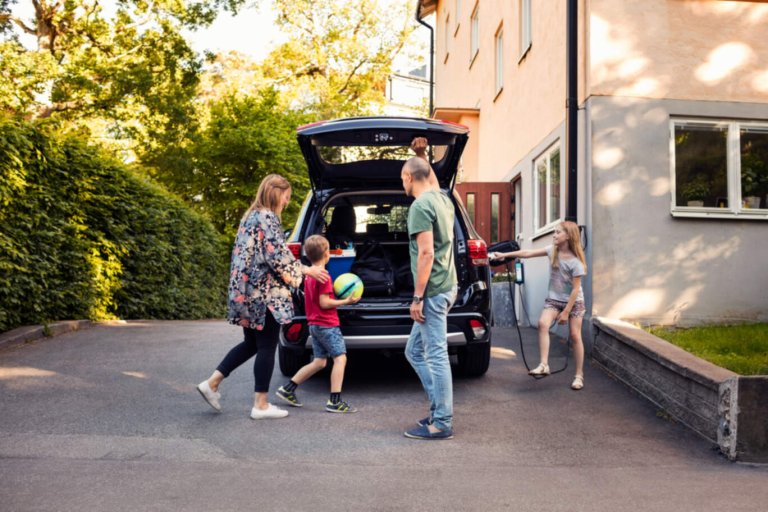 Familie som skal på biltur.