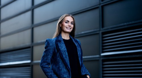 Portrett av Fredrikke Gregorson utendørs Portrett av Fredrikke Gregorson utendørs