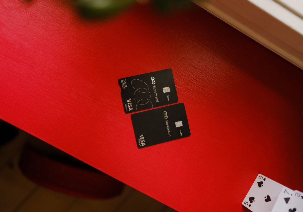 Bilde av platinum debit- og kredittkort fra Storebrand 