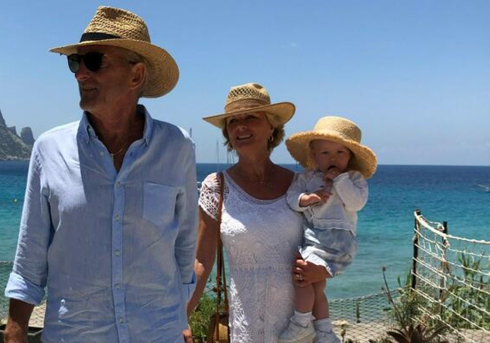 Illustrasjonsfoto: Familietur på Ibiza. Ingeborg med ektemann og barnebarn.