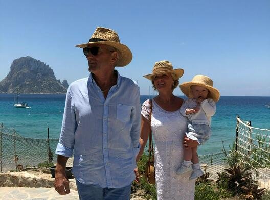 Familietur på Ibiza: Ingeborg med ektemann og barnebarn.
