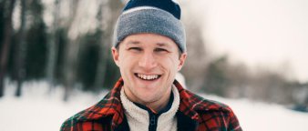 Mann med lue og skjortejakke ute om vinteren. Mann med lue og skjortejakke ute om vinteren.