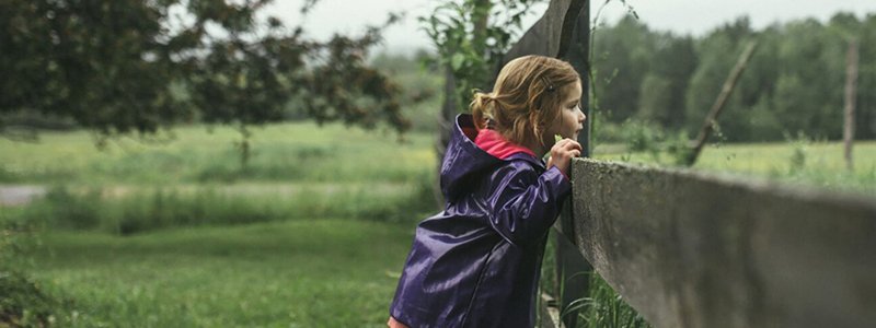 Illustrasjon: barn-ser-gjennom-gjerdet