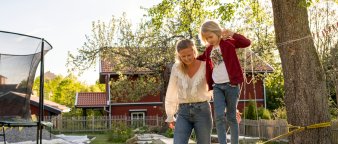 Illustrasjonsfoto: mor og datter i hagen. Illustrasjonsfoto: mor og datter i hagen.