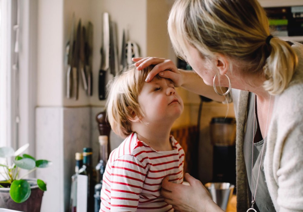 Illustrasjonsfoto: mor sjekker om barnet har feber.