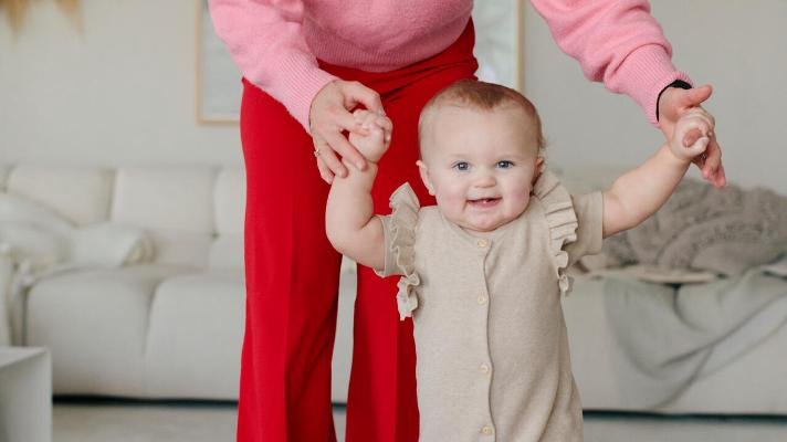 Baby som lærer seg å gå. 