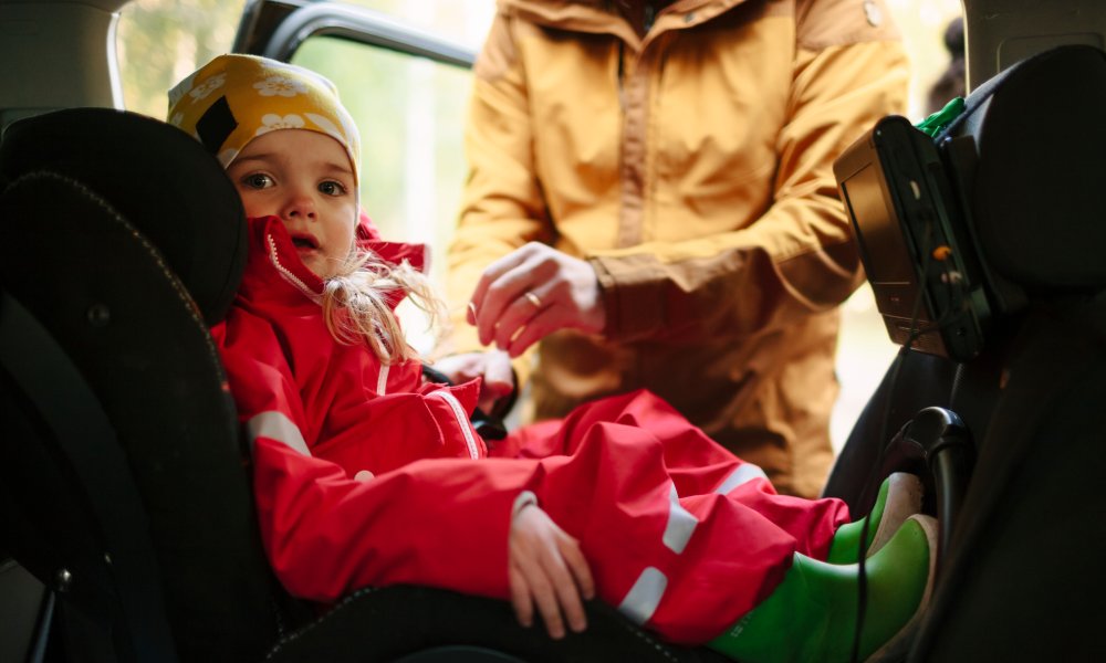 Illustrasjonsbilde: En liten jente sitter i et bilsete.