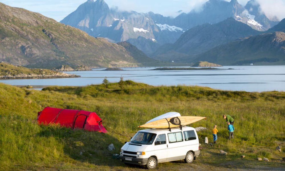 Familie på bilferie om sommeren i nydelig landskap.