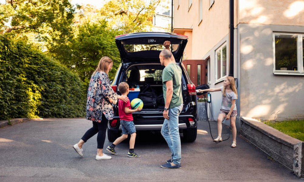 En familie som pakker bilen før de skal på bilferie.