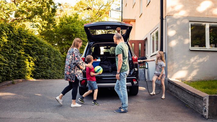 En familie som pakker bilen før de skal på bilferie.